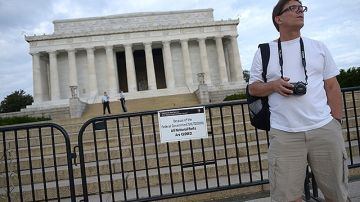 Los miles de turistas que día a día visitan el Memorial Lincoln no pudieron siquiera acercarse a la escalinata.