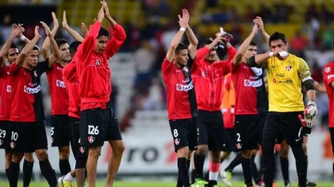 Los jugadores del Atlas agradecen a la afición rojinegra su apoyo, tras haber calificado a la semifinal de la Copa MX