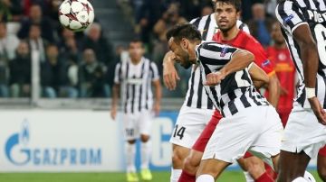 Fabio Quagliarella, de la Juventus de Turín, ejecuta un remate de cabeza