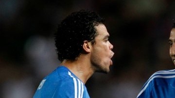 Pepe, Angel Di María y Cristiano Ronaldo celebran el triunfo de Real Madrid sobre Elche, con un penal inexistente