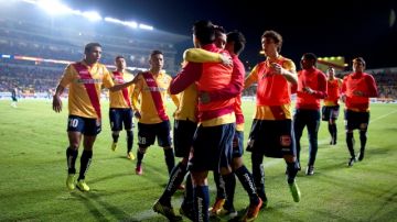 Jugadores del Morelia festejan su triunfo de anoche sobre los Panzas Verdes que los hace ilusionarse en poder conquistar la Copa MX.