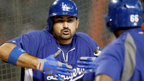 Adrián González platica con Yasiel Puig en la práctica de ayer de los Dodgers antes de emprender el viaje rumbo a Atlanta.
