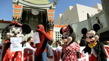 Vestidos como famosos personajes de Disney, varios indocumentados se manifetaron en Hollywood pidiendo se les permita tener licencias de conducir para poder asistir a sus trabajos.