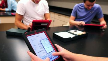 El furor de las iPads  duró poco, ya que varios alumnos violaron los códigos de seguridad y ahora ya no se las pueden llevar a casa.