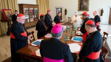 El papa Francisco durante una reunión con varios cardenales en la biblioteca de su residencia en la Ciudad del Vaticano, ayer.