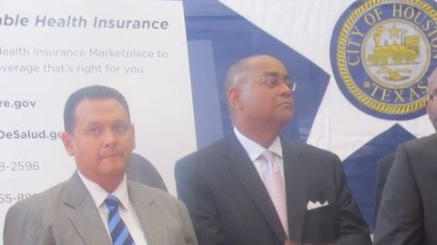 Para ayudar con el sistema de Mercado de Seguros, se creó la alianza Gulf Coast Health Insurance Marketplace Collaborative y se abrió un sitio web especial: enrollgulfcoast.com. Trece organizaciones locales se unieron en este esfuerzo.