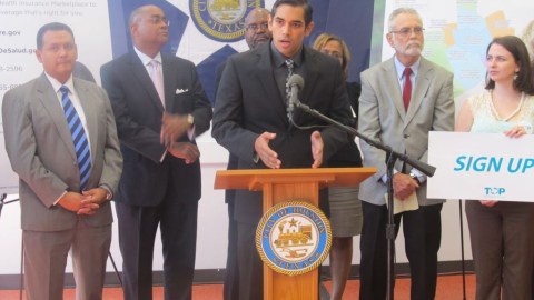 Para ayudar con el sistema de Mercado de Seguros, se creó la alianza Gulf Coast Health Insurance Marketplace Collaborative y se abrió un sitio web especial: enrollgulfcoast.com. Trece organizaciones locales se unieron en este esfuerzo.