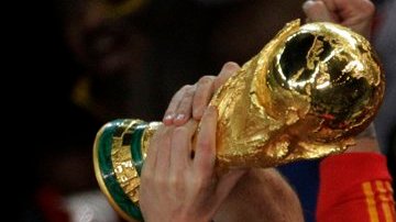 La copa estará en exposición en acompañada de una marca de soda.