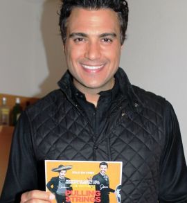 Jaime Camil protagoniza 'Pulling Strings'.