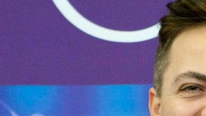 Cristian Castro se divirtió en compañía de una joven que podría ser su nueva conquista.