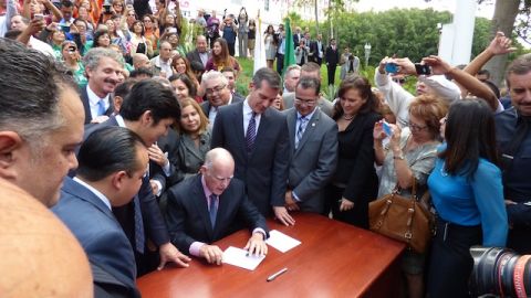Jerry Brown, el gobernador de California,firma la ley estatal AB 60 que permite que indocumentados puedan obteher licencias de conducción.