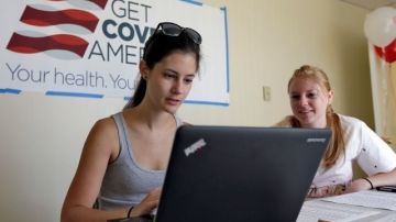 Ashley Hentze (izquierda), de Lakeland, Florida, realiza el proceso por internet para inscribirse en la Ley de Cuidado de Salud a Bajo Precio.