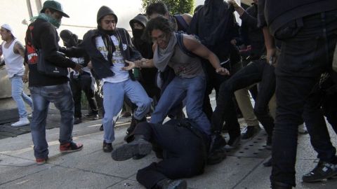 Un grupo radical tuvo varios enfrentamientos con la policía que vigilaba la marcha en la capital mexicana.
