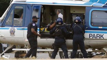 El policía que fue herido durante la balacera en Washington fue trasladado al hospital en un helicóptero.