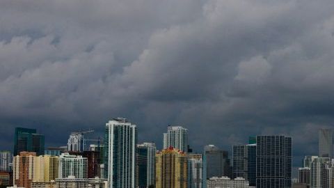 El cielo de Miami cubierto de nubes de la tormenta  tropical Karen que se dirige hacia el sur de Estados Unidos.