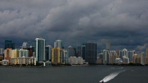 El cielo de Miami cubierto de nubes de la tormenta tropical Karen que se dirige hacia el sur de Estados Unidos.