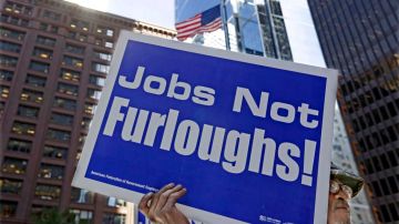Más de 800,000 empleados federales a nivel nacional recibieron cartas de furlough (suspensión de trabajo sin sueldo), indicándoles que debían dejar sus puestos de trabajo a partir del martes y hasta nuevo aviso.
