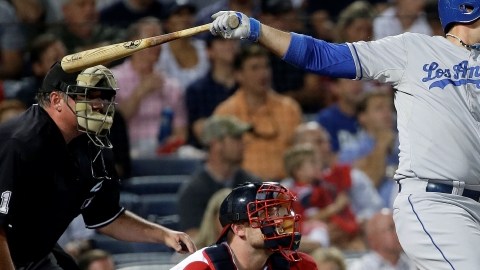 Adrián González descarga su jonrón de dos carreras que abrió el camino a la victoria en el Turner Field.