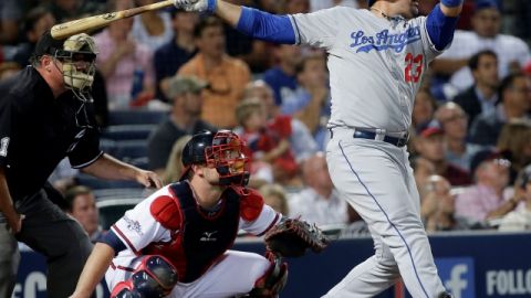 Adrián González descarga su jonrón de dos carreras que abrió el camino a la victoria en el Turner Field.