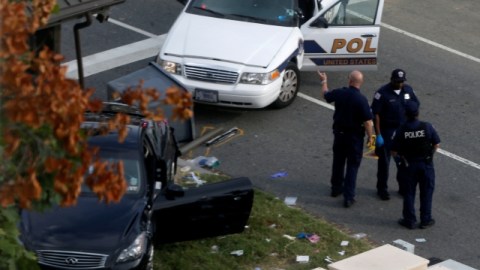 Policías luego del tiroteo ocurrido entre la Casa Blanca y el Capitolio Nacional.