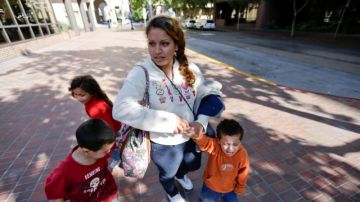 Inés Valencia,  de Coalcoman, México, camina con sus tres hijos luego de  solicitar asilo político en la ciudad fronteriza de   San Diego, California.