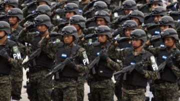 Miembros de la recién creada Policía Militar del Orden Público (POMP) de Honduras recibieron ayer el bastón de mando.