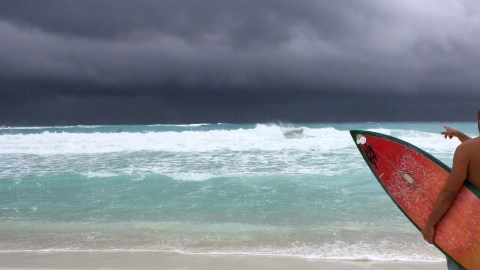 Turistas observan la llegada de la tormenta tropical 'Karen' en una playa  de Cancún en Quintana Roo. La tormenta se formó ayer sobre aguas del Caribe y va tomando fuerzas en el Golfo de México.