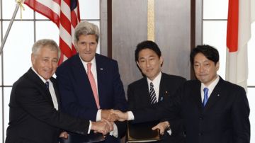 KIT017 TOKIO (JAPÓN) 03/10/2013.- El secretario estadounidense de Defensa, Chuck Hagel (izda), y el secretario de estado estadounidense, John Kerry (2ºizda), firman un acuerdo con el ministro nipón de Exteriores, Fumio Kishida (2ºdcha), y el ministro japonés de Defensa, Itsunori Onodera (dcha), en Tokio (Japón) hoy, jueves 3 de octubre de 2013. EFE/Toshifumi Kitamura / Pool