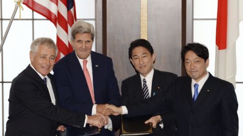 KIT017 TOKIO (JAPÓN) 03/10/2013.- El secretario estadounidense de Defensa, Chuck Hagel (izda), y el secretario de estado estadounidense, John Kerry (2ºizda), firman un acuerdo con el ministro nipón de Exteriores, Fumio Kishida (2ºdcha), y el ministro japonés de Defensa, Itsunori Onodera (dcha), en Tokio (Japón) hoy, jueves 3 de octubre de 2013. EFE/Toshifumi Kitamura / Pool