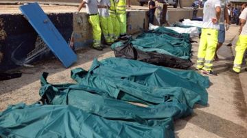 Decenas de cadáveres son cubiertos en el puerto de Lampedusa luego del naufragio de una embarcación.