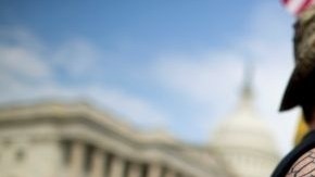 Greg Cummings de Cincinnati y partidario del "Tea Party" observa la manifestación que llevan a cabo empleados federales en el Capitolio.