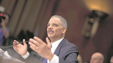 El secretario de Justicia Eric Holder fue demandado por su manejo del caso "Rápido y Furioso".