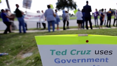 Hay quienes protestan contra el congresista Ted Cruz, enemigo acérrimo del "Obamacare" y de pactar con el presidente Barack Obama.
