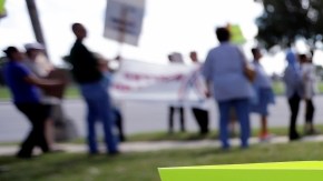 Hay quienes protestan contra el congresista Ted Cruz, enemigo acérrimo del "Obamacare" y de pactar con el presidente Barack Obama.