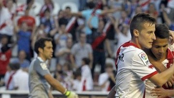 El centrocampista del Rayo Vallecano Jonathan Viera (2i) es felicitado por sus compañeros tras marcar el único tanto de su equipo, de penalti