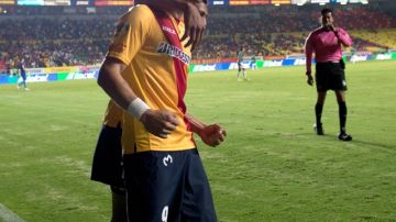 Héctor Mancilla recibe el abrazo de un compañero tras anotar el gol del triunfo para Monarcas  en el Estadio Morelos.