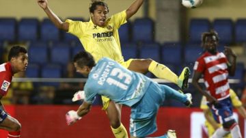 Giovani dos Santos golpea el balón ante el guardameta del Granada, Roberto, para conseguir el segundo gol del equipo castellonense.