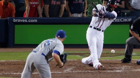 Jason Heyward pega de hit con el que Justin Upton y Chris Johnson anotan en el séptimo inning en el juego de ayer entre Dodgers y Bravos.