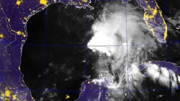 Imagen satelital infrarroja tomada a las 7:40 pm EDT el viernes 4 de octubre 2013 de la tormenta tropical Karen que continuó perdiendo fuerza mientras se dirigía hacia la costa central del Golfo.