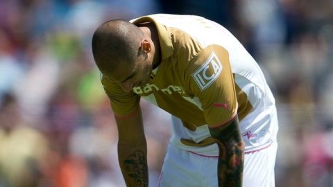 El delantero argentino Ariel Nahuelpán se lamenta tras la derrota de Pumas