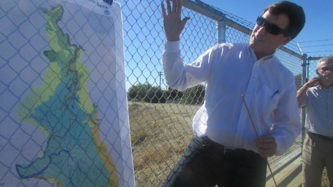 Curt Schmutte, consultor del Distrito Metropolitano del Agua, explica los detalles del plan para llevar agua del Norte al Sur.