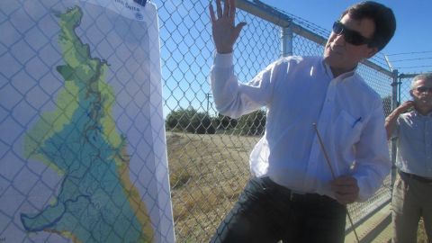 Curt Schmutte, consultor del Distrito Metropolitano del Agua, explica los detalles del plan para llevar agua del Norte al Sur.