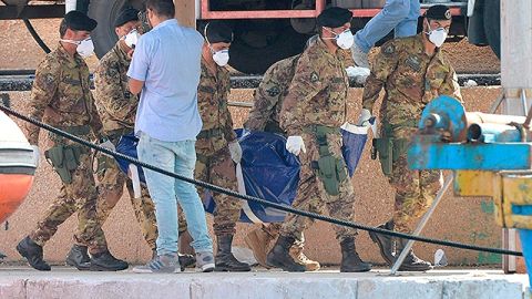 Alcaldesa pide ayuda porque no tiene dónde enterrar a los muertos y tampoco cuenta con espacio para ubicar a los sobrevivientes del naufragio.