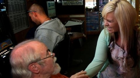 Jerry Arnett (i) felicita a Aurora Kephart, una camarera en Springfield, Oregon, después de enterarse de que ella indirectamente recibió una propina de miles de dólares.