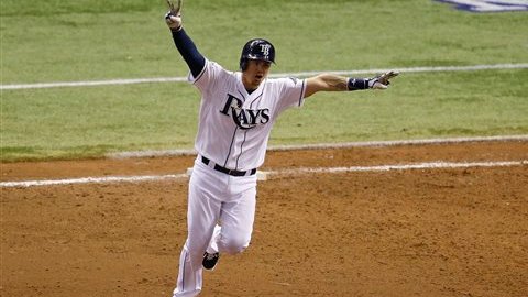 José Lobatón festeja el jonrón en la novena entrada, para seguir en la pelea contra Boston.
