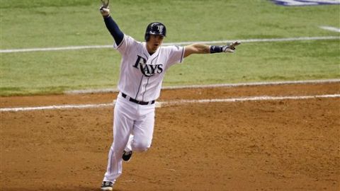 José Lobatón festeja el jonrón en la novena entrada, para seguir en la pelea contra Boston.