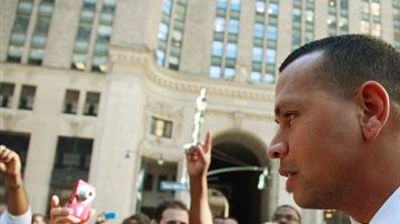 El beisbolista buscaba la suspensión del castigo; ahora demanda por la "cacería de brujas" en su contra.