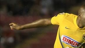 El jugador Aquivaldo Mosquera del América de México salta por el balón.