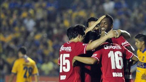 Jugadores del Toluca celebran una anotación ante Tigres, este sábado 5 de octubre de 2013, durante un partido correspondiente a la jornada 13 del torneo Apertura 2013 celebrado en el estadio Universitario de la ciudad de Monterrey (México).