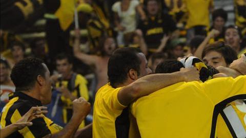 El apellido Goncálves está muy ligado a la historia del Peñarol porque el padre de Jorge, Néstor "Tito" Goncálves, es uno de los ídolos históricos de la institución. En la imagen el registro de otra de las celebraciones del cuadro "aurinegro" de Montevideo.